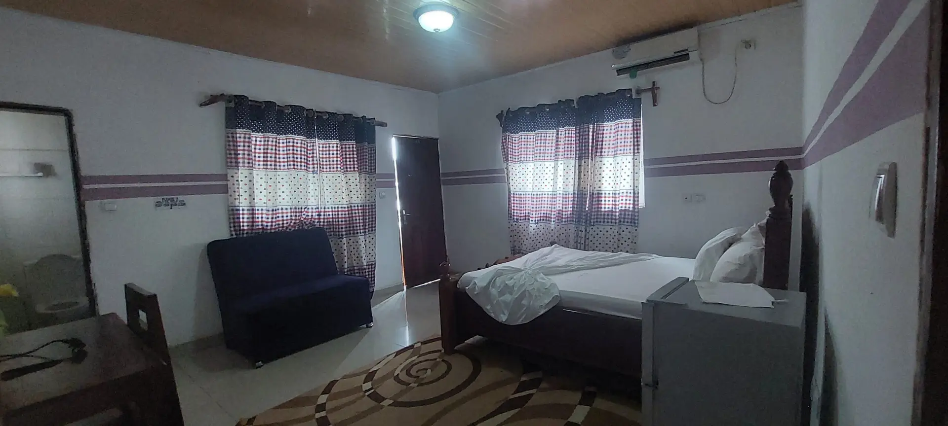 jumbo palace 25k rooms tv, bath (hot & cold water), bed. (2)