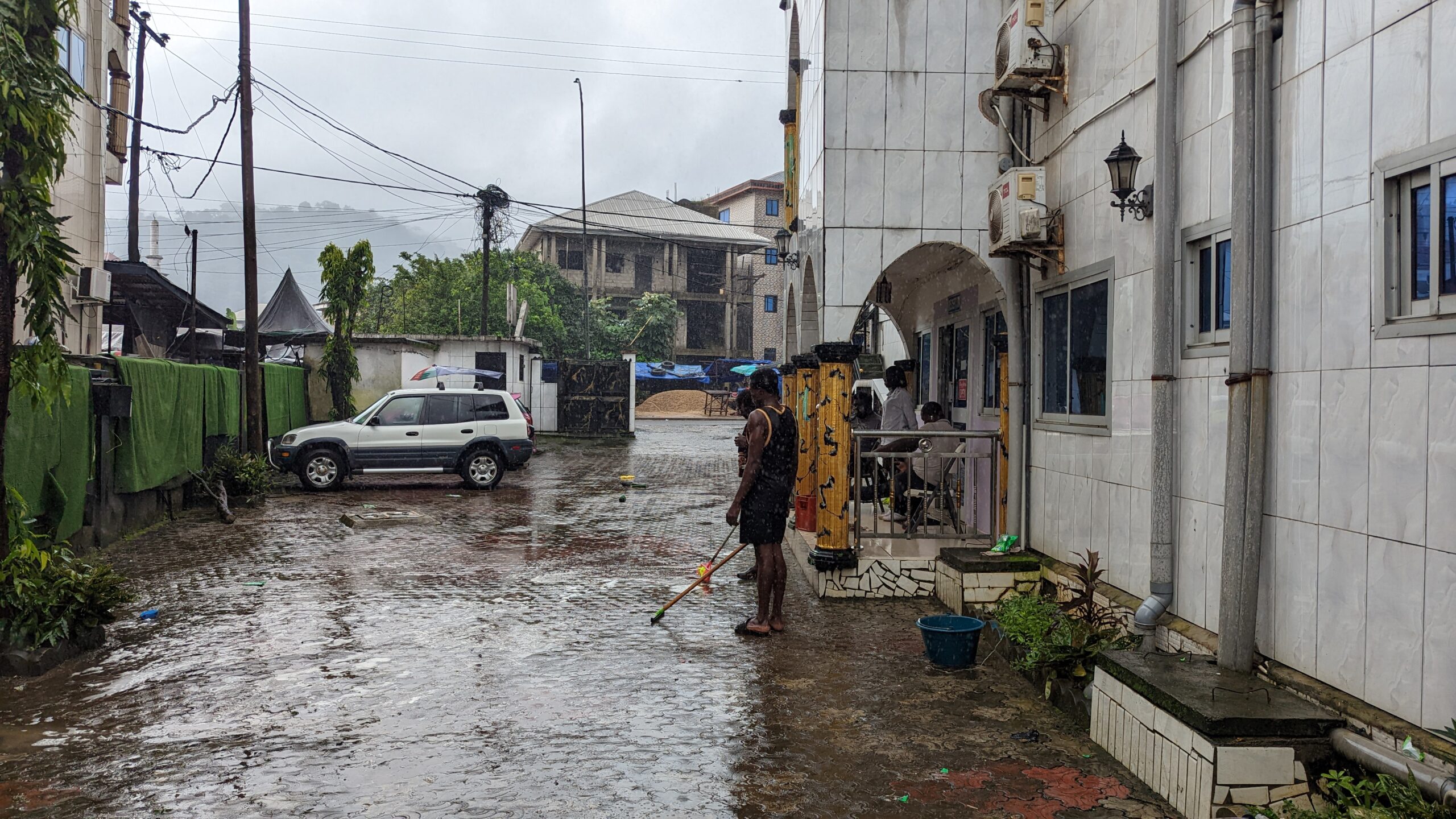 jumbo palace entrance and parking area