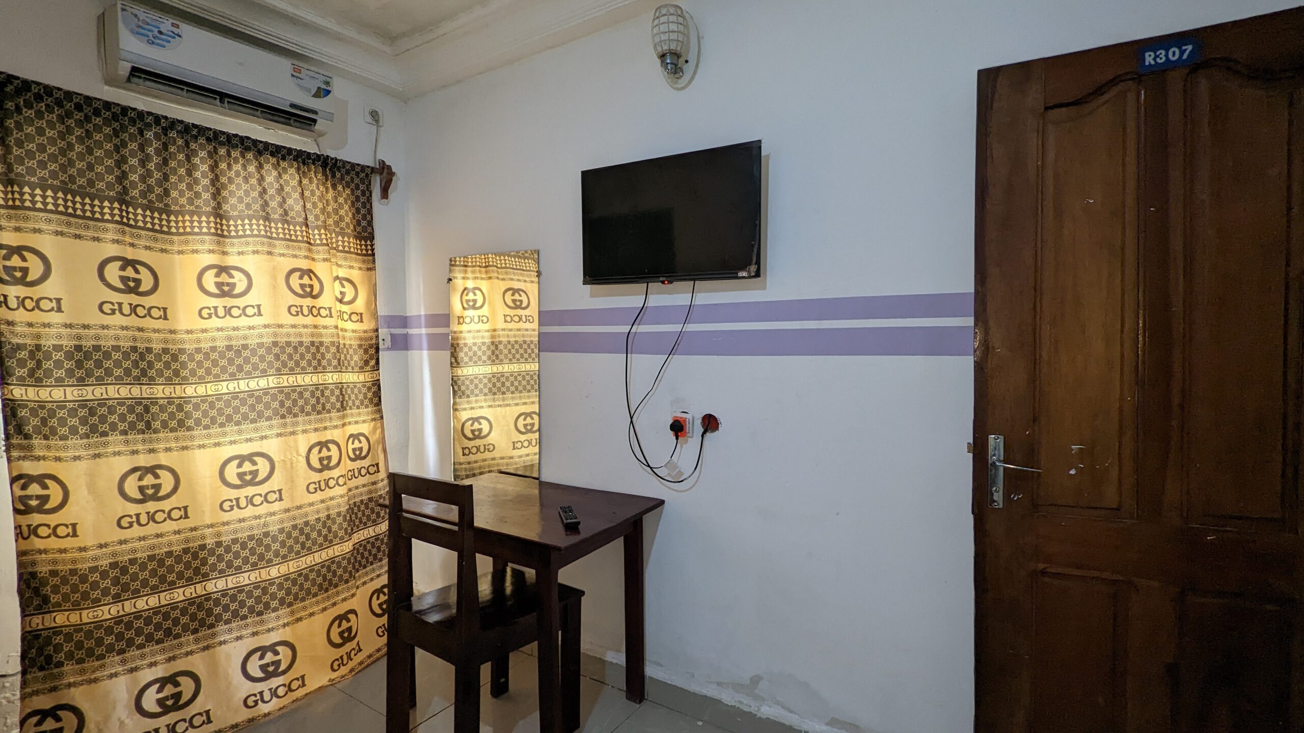 jumbo palace hotel 15k rooms tv, bath (hot & cold water), bed. (6)