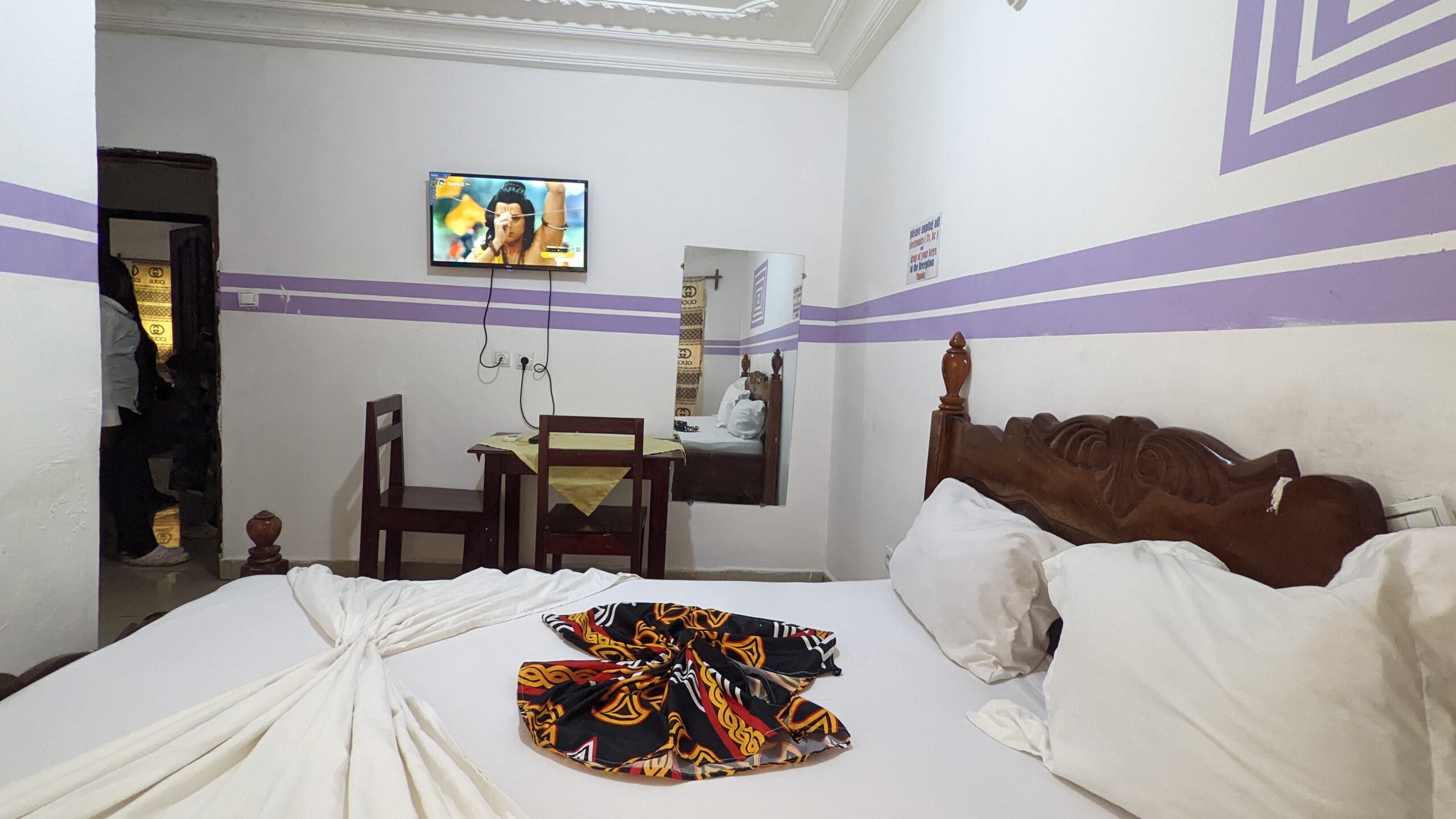 jumbo palace hotel 15k rooms tv, bath (hot & cold water), bed. (7)