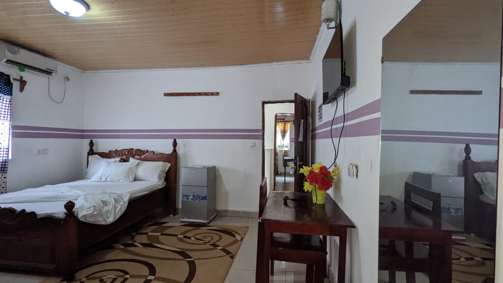 jumbo palace hotel 25k rooms tv, bath (hot & cold water), bed. (11)