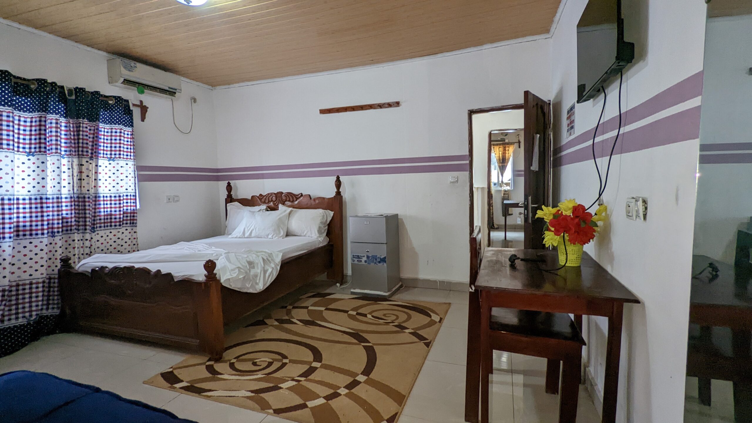 jumbo palace hotel 25k rooms tv, bath (hot & cold water), bed. (13)