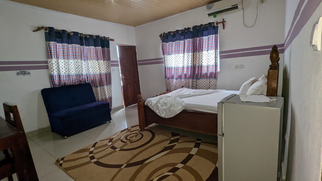 jumbo palace hotel 25k rooms tv, bath (hot & cold water), bed. (6)