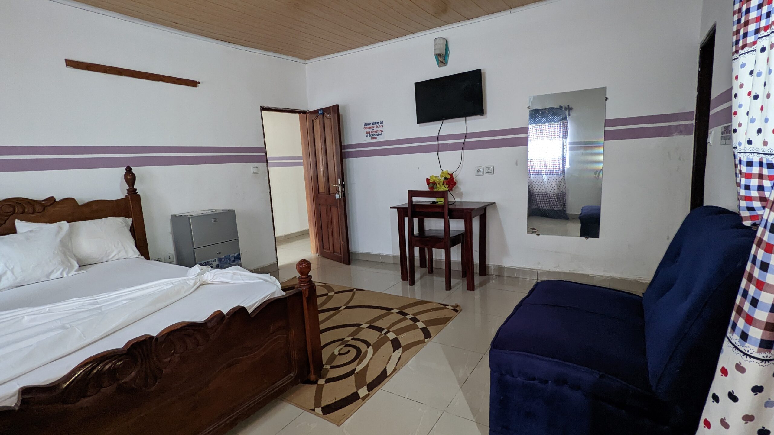jumbo palace hotel 25k rooms tv, bath (hot & cold water), bed. (8)